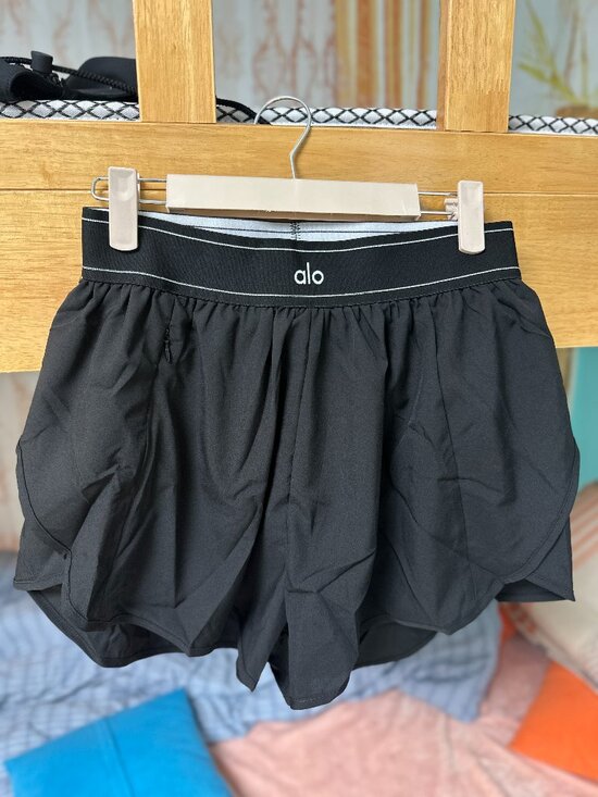 ALO Yoga Pants - Chic and comfortable ALO Yoga shorts M